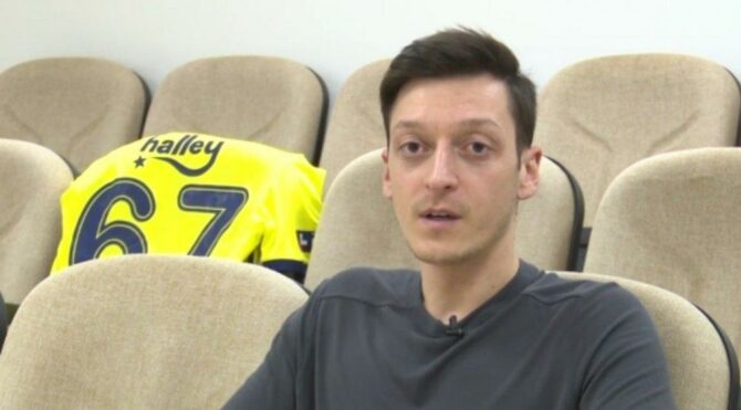 Burak Yılmaz ve Mesut Özil’den final mesajı