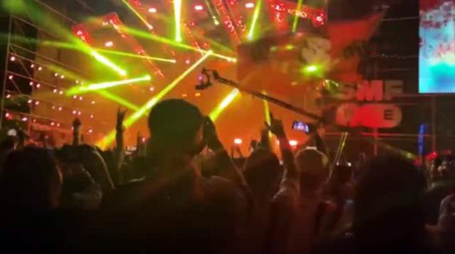 Covid-19'un sıfır noktasında binlerce kişi ile müzik festivali