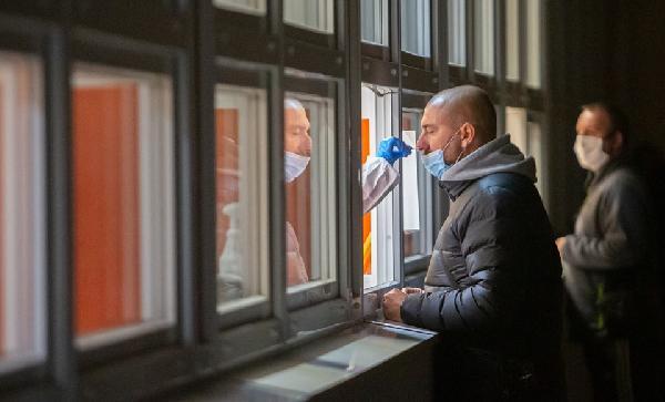 Endonezya’da kovid-19 testlerinin 'yıkanıp' tekrar kullanıldığı ortaya çıktı