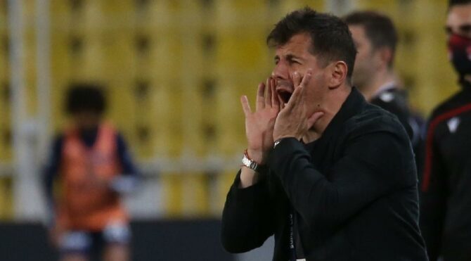 Fenerbahçe’de Emre Belözoğlu sahayı terk etti, sitem etti: ‘Benim oyun anlayışımda…’