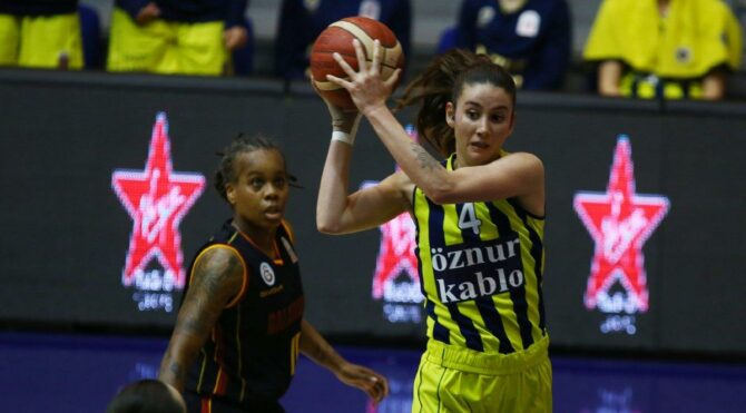 Fenerbahçe derbide Galatasaray’ı devirdi! Şampiyonluğa 1 adım…