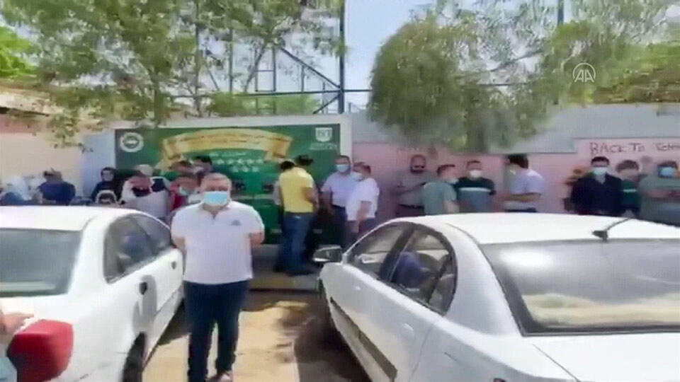FETÖ'ye ait okulu protesto ettiler