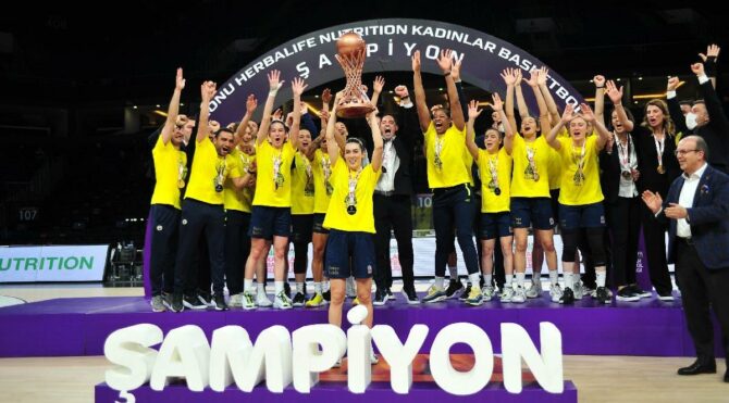 Galatasaray’ı deviren Fenerbahçe namağlup şampiyon!