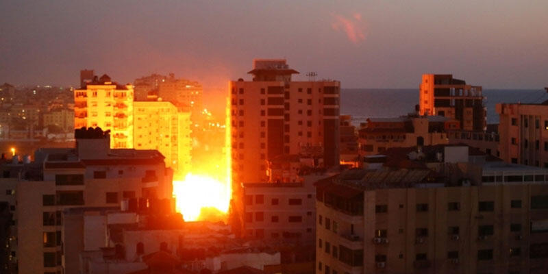 Gazze'de 12 katlı bina yıkıldı