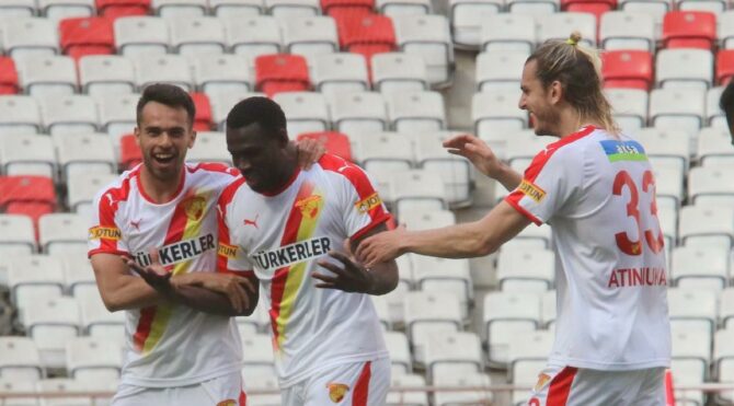İzmir’deki gol düellosunda zafer Göztepe’nin! Antalyaspor yine kayıp…