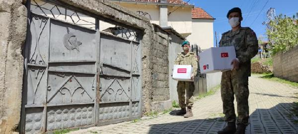 Kosova’da Türk askerinden 500 aileye bayram yardımı
