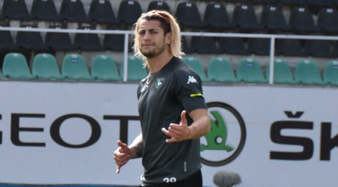 Küme düşen Denizlispor’da ayrılık… Eşyalarını topladı, takım arkadaşlarıyla vedalaştı