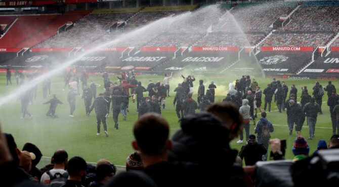 Manchester United taraftarı, Liverpool maçı öncesi stadı bastı! Glazer protestosu…