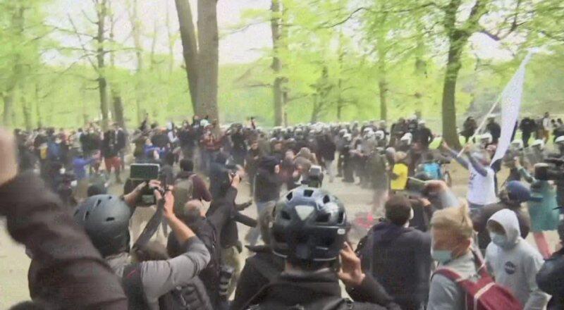 Önlemleri protesto etmek için parti düzenlediler