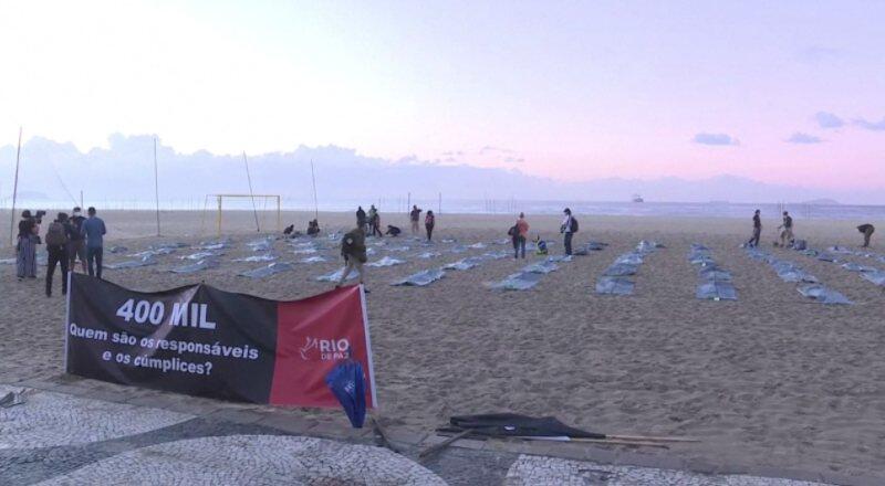 Ünlü plaj ceset torbalarıyla doldu