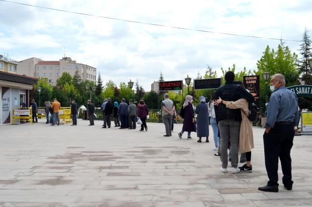 Yasağın kalktığı ilk günde yine aynı görüntüler! Borçlarını ödemek isteyenler uzun kuyruklar oluşturdu Yasağın kalktığı ilk günde yine aynı görüntüler! Borçlarını ödemek isteyenler uzun kuyruklar oluşturdu