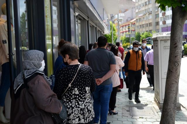 Yasağın kalktığı ilk günde yine aynı görüntüler! Borçlarını ödemek isteyenler uzun kuyruklar oluşturdu Yasağın kalktığı ilk günde yine aynı görüntüler! Borçlarını ödemek isteyenler uzun kuyruklar oluşturdu