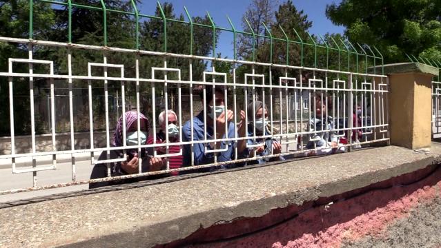 Yasak nedeniyle mezarlığa giremeyen vatandaşlar duvarın ardından Fatiha okudu