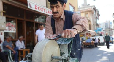 35 yıldır sokak sokak gezip ekmek parasını bıçak bileyerek çıkartıyor