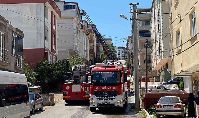 5 katlı binanın çatısında yangın çıktı