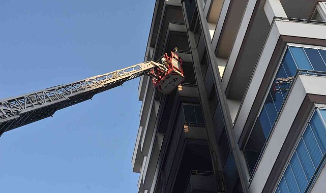 Adana'da apartmanın 3. katında korkutan yangın