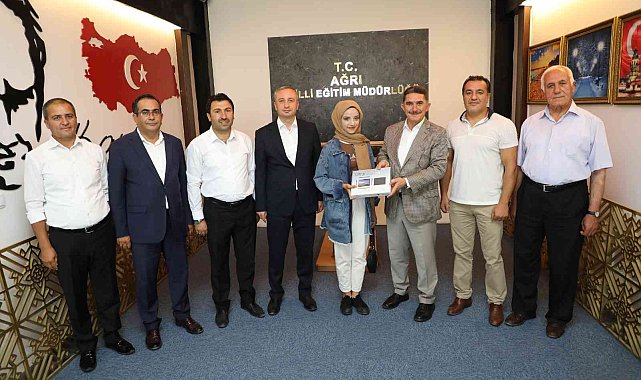AK Parti Ağrı Milletvekili Çelebi, YKS sınavında başarılı olan Ağrılı öğrencilere tablet hediye etti