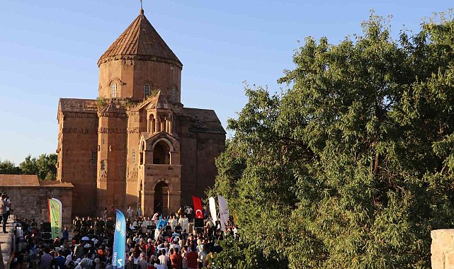 Akdamar Adası'nda çok dilli konser