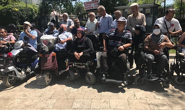 Aktif Engelliler Platformu'ndan, lunaparka alınmadığı iddia edilen engelli aile ile basın açıklaması