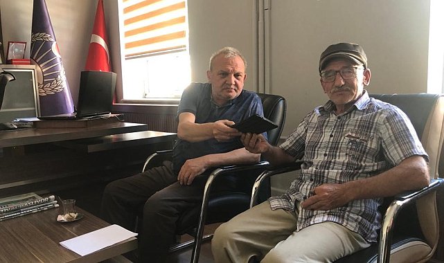 Altın ve para dolu çantayı sahibine teslim etti