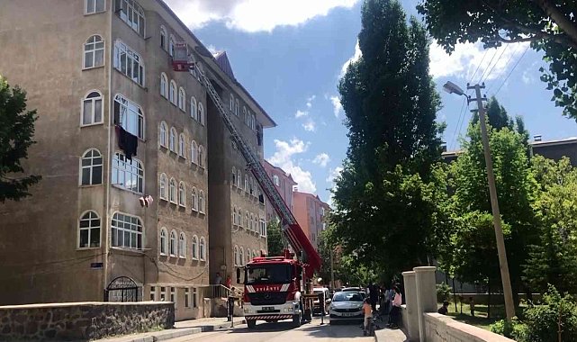 Anne anahtarı evde unuttu, 1 yaşındaki bebek evde mahsur kaldı