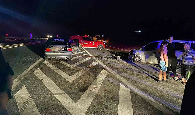 Antalya'da iki araç kafa kafaya çarpıştı: 8 yaralı