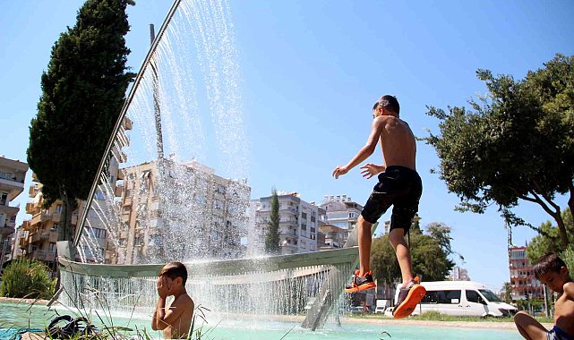 Antalya'da termometreler 41'i gösterdi, çocuklar süs havuzunda serinledi