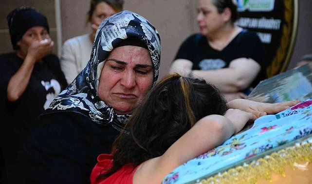 Babası tarafından bıçaklanarak öldürülen annesinin tabutuna sarılıp ağladı