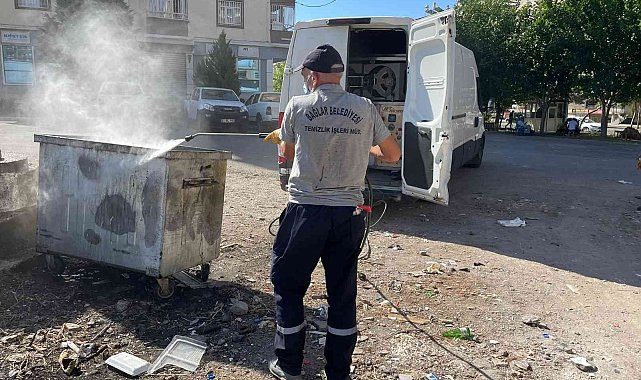 Bağlar Belediyesi çöp konteynerlerini bakımdan geçiriyor