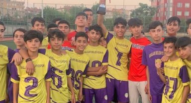 Bağlar Belediyespor'un U14 takımı Diyarbakır şampiyonu