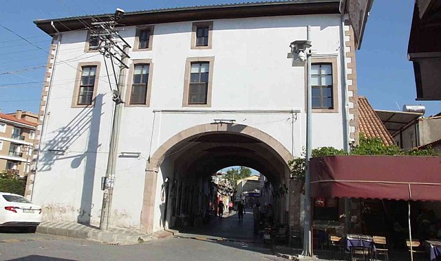 Balıkesir'de altından yol geçen 278 yıllık cami büyük ilgi çekiyor