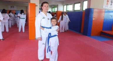 Balıkesir'de kadın antrenör tekvando sporunu sevdirdi
