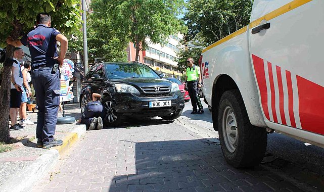Bandırma'da arabaya sıkışan yavru kediyi itfaiye kurtardı
