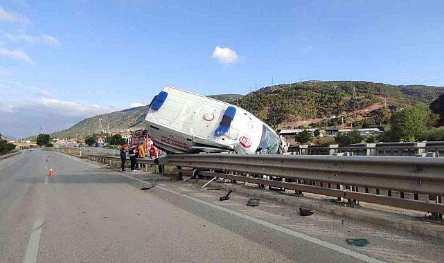 Bariyerlere çarpan ambulansta bulunan hasta hayatını kaybetti