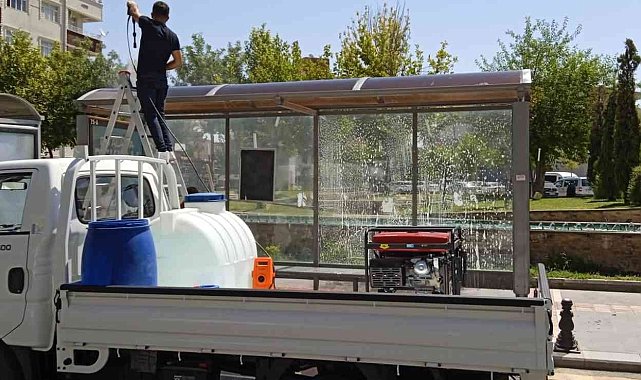 Batman'da otobüs durakları dezenfekte edildi