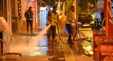 Bozüyük'te ana cadde kaldırımları yıkanarak bayrama hazırlanıyor