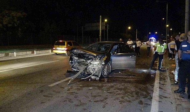 Bursa'da kontrolden çıkan araç önce bariyerlere sonra otomobile çarptı: 1'i ağır 2 yaralı