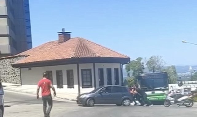 Bursa'da yolda kalan sürücünün yardımına polis yetişti
