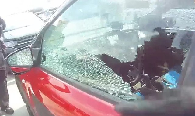 Çekya'da arabada bırakılan 3 yaşındaki çocuğu polisler kurtardı