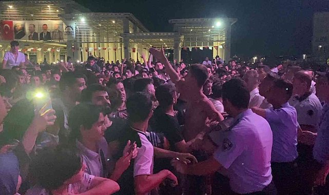 Ceza konserinde yumruklar havada uçuştu