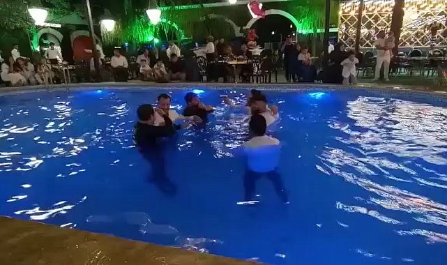 Damadı havuza attılar, suda çiftetelli oynadılar