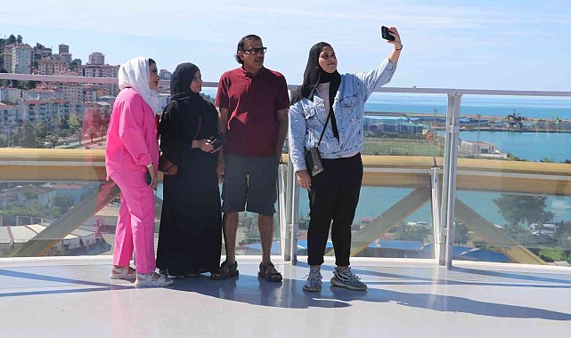Dev çay bardağında fotoğraf çektirme yarışı