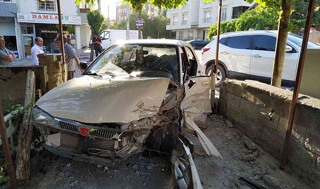 Develi'de otomobil evin bahçesine girdi: 4 Yaralı