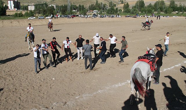 Dostluk final maçında attan düşen ciritçinin atı ormanlık alana kaçtı