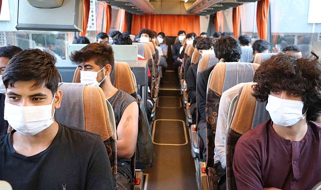 Edirne'de 215 Afgan göçmen sınır dışı edilmek üzere İstanbu'a gönderildi