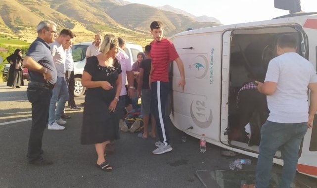 Elazığ'da otomobil ambulansa çarptı: 3 yaralı