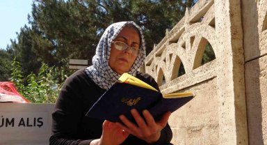 Elazığ'da vatandaşlar arife günü mezarlıklara akın etti