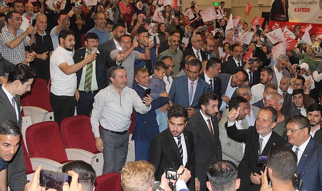 Erbakan: "CHP'li belediyeler yüzünden 'büyükşehir' denilince akla üç şey gelmeye başladı: çöp, çamur, çukur"