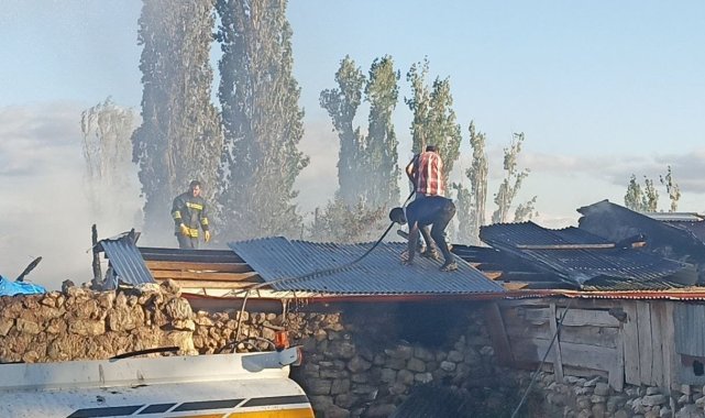 Evde çıkan yangın başka bir ev ve iki ahıra sıçradı