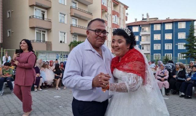 Fedakar baba kızının düğün hayalini gerçekleştirdi